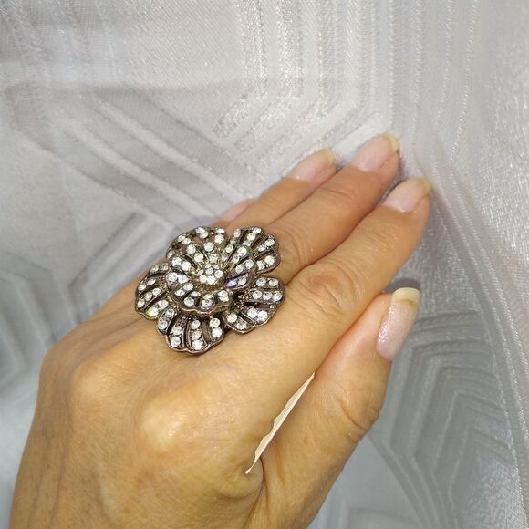 NWT Austrian Crystal stretch ring - Picture 1 of 7